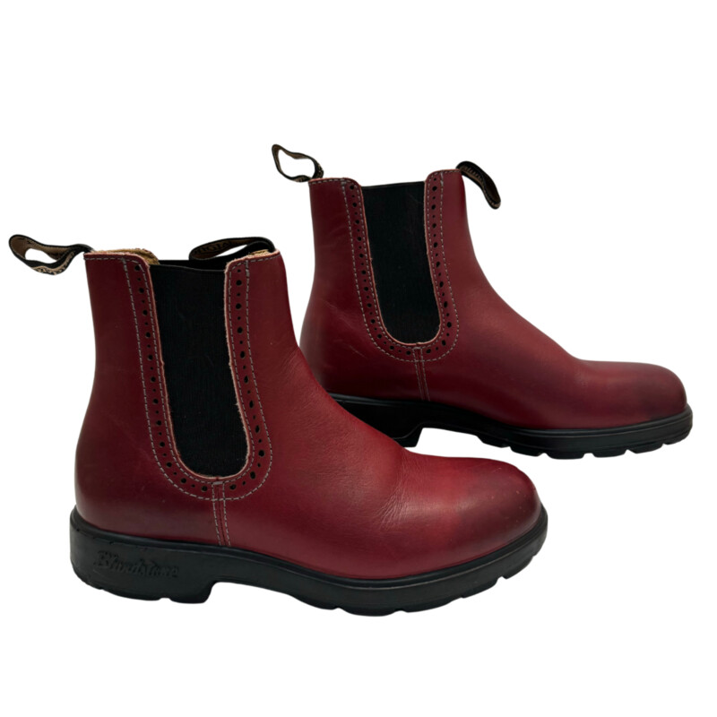 Blundstone Chelsea Boot<br />
Color: Carmine<br />
Size: 7<br />
A True Classic!
