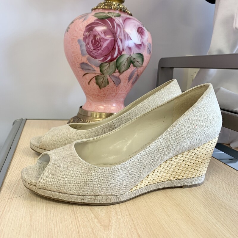 Naturalizer Peep Toe Wedge,
Colour: Beige,
Size: 8,
As new