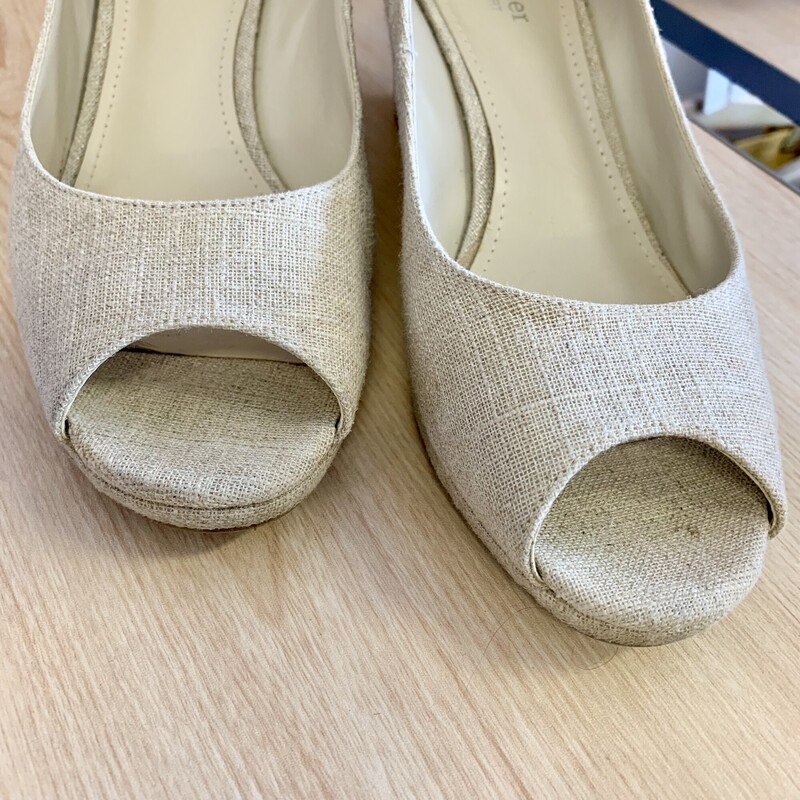 Naturalizer Peep Toe Wedge,<br />
Colour: Beige,<br />
Size: 8,<br />
As new