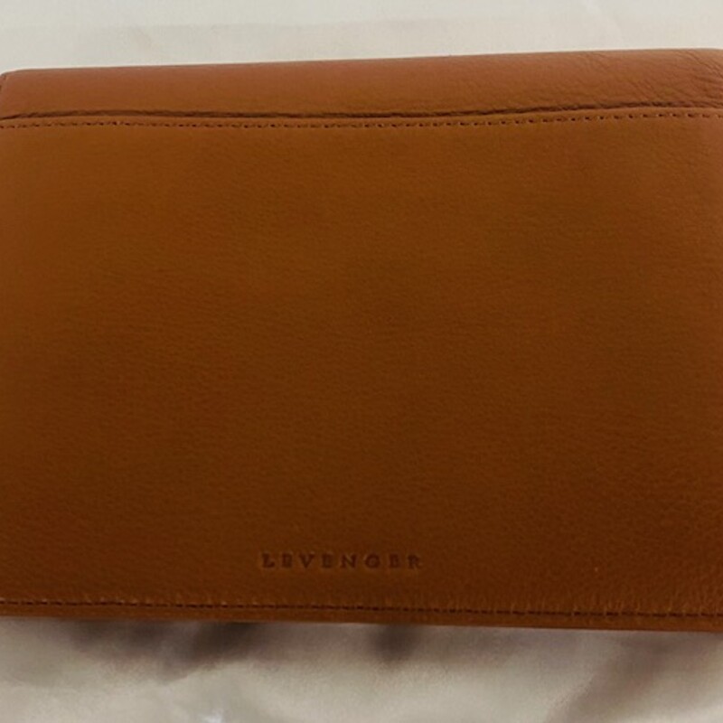 Levenger Divided Wallet<br />
Tan Soft Leather<br />
Size: 7x5H<br />
Includes 3 Interior Divided Sections+Zip Pocket<br />
1 Exterior Storage Section<br />
Retail $82