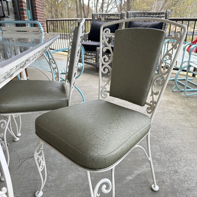 Salterini Patio Dining Set, White Iron with Plexiglass Surface. includes the table and 4 chairs.<br />
Size: 48x32