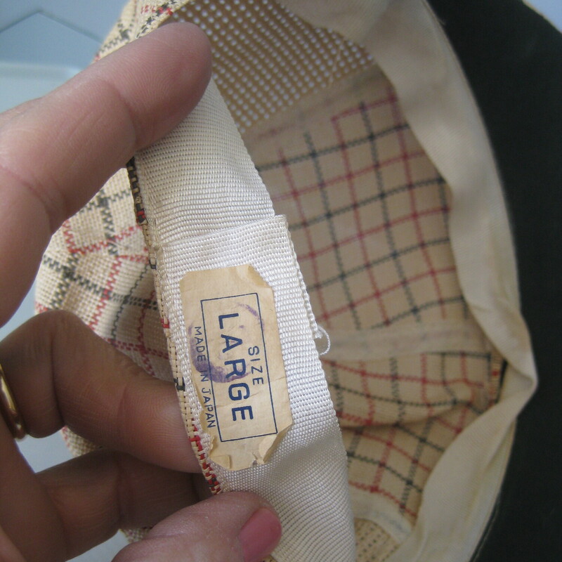 This is a sporty girl cap in very lightweight woven fabric with a bill and a shallow crown.<br />
It's very preppy in cream with red and blue stripes.  It has an old money country club look, it looks like something Nancy Drew would wear.<br />
<br />
made in Japan<br />
<br />
excellent vintage condition.<br />
Thanks for looking!<br />
#72872