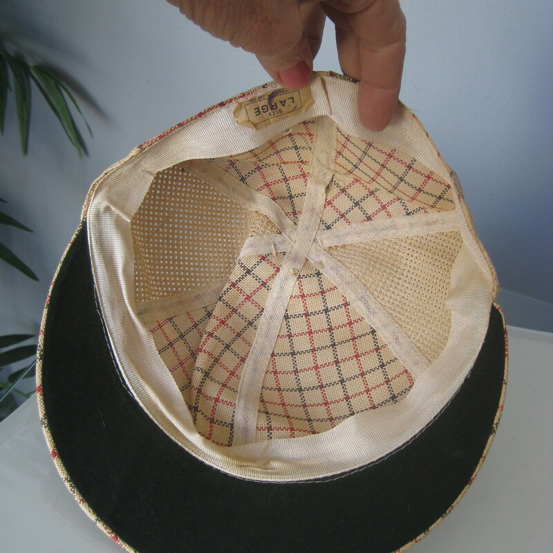 This is a sporty girl cap in very lightweight woven fabric with a bill and a shallow crown.<br />
It's very preppy in cream with red and blue stripes.  It has an old money country club look, it looks like something Nancy Drew would wear.<br />
<br />
made in Japan<br />
<br />
excellent vintage condition.<br />
Thanks for looking!<br />
#72872