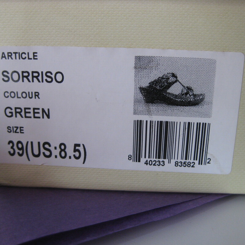 Spring Step L'artiste Sorriso sandals in lime green<br />
size 8.5<br />
these are new never worn, but they have a small manufacturing defect on the back of the left heel, please see all the photos.<br />
<br />
The wedge heel is 2.5<br />
PLEASE NOTE: THE BOX IS SHOWN IN THE PHOTOS FOR PRODUCT INFORMATION PURPOSES ONLY. TO SAVE YOU ON SHIPPING COST THE SHOES WILL SHIP SAFELY IN A VINYL MAILER. iF YOU WANT THE BOX, PLEASE GET IN TOUCH BEFORE PURCHASING SO I CAN ADJUST THE SHIPPING COST.<br />
<br />
<br />
thanks for looking!<br />
#72458