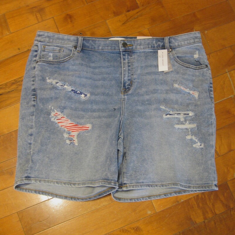 Brand new from Lane Bryant
distressed denim short featuring American Flag patches
mid rise
light wash cotton blend denim
Size 20

thanks for looking!
#69435