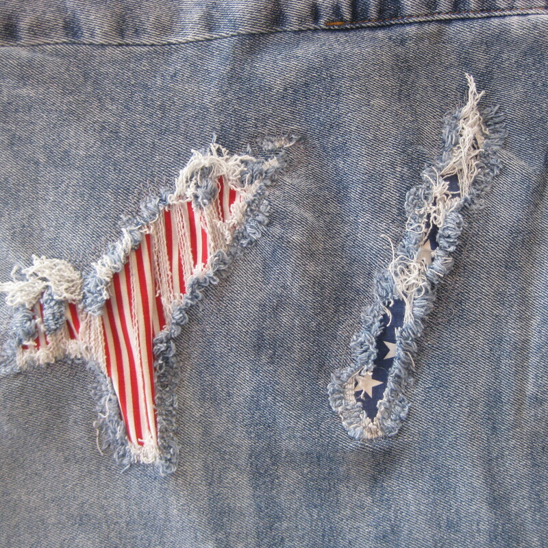 Brand new from Lane Bryant<br />
distressed denim short featuring American Flag patches<br />
mid rise<br />
light wash cotton blend denim<br />
Size 20<br />
<br />
thanks for looking!<br />
#69435