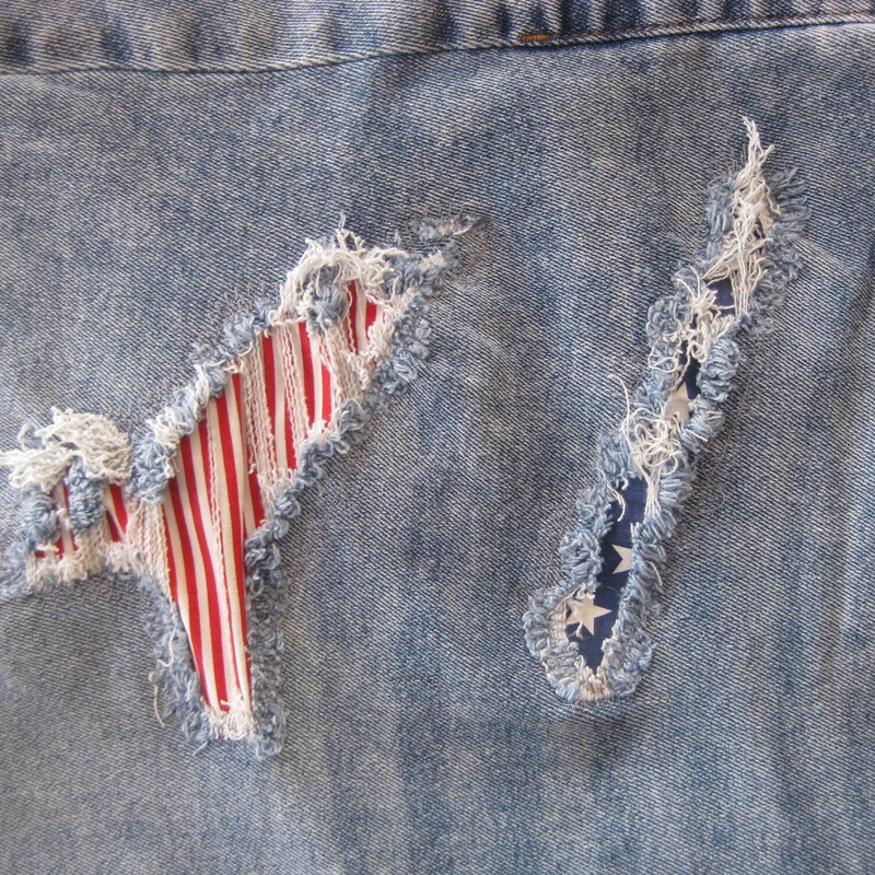 Brand new from Lane Bryant
distressed denim short featuring American Flag patches
mid rise
light wash cotton blend denim
Size 20

thanks for looking!
#69435