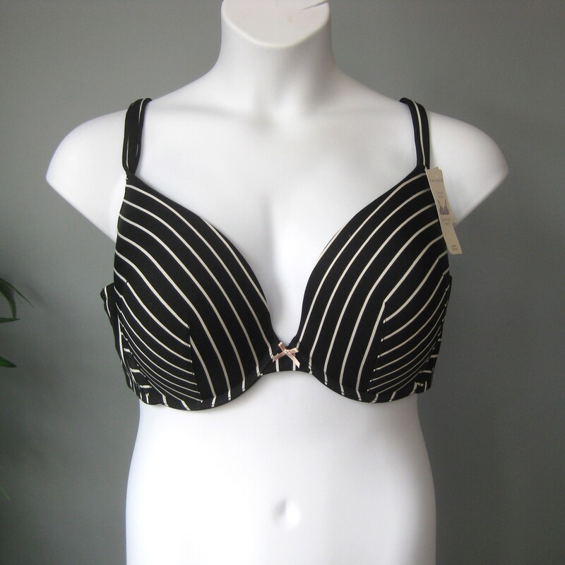 new with tags bra by Cacique<br />
boost plunge in black and white stripes<br />
size 46D<br />
<br />
thanks for looking!<br />
#69296