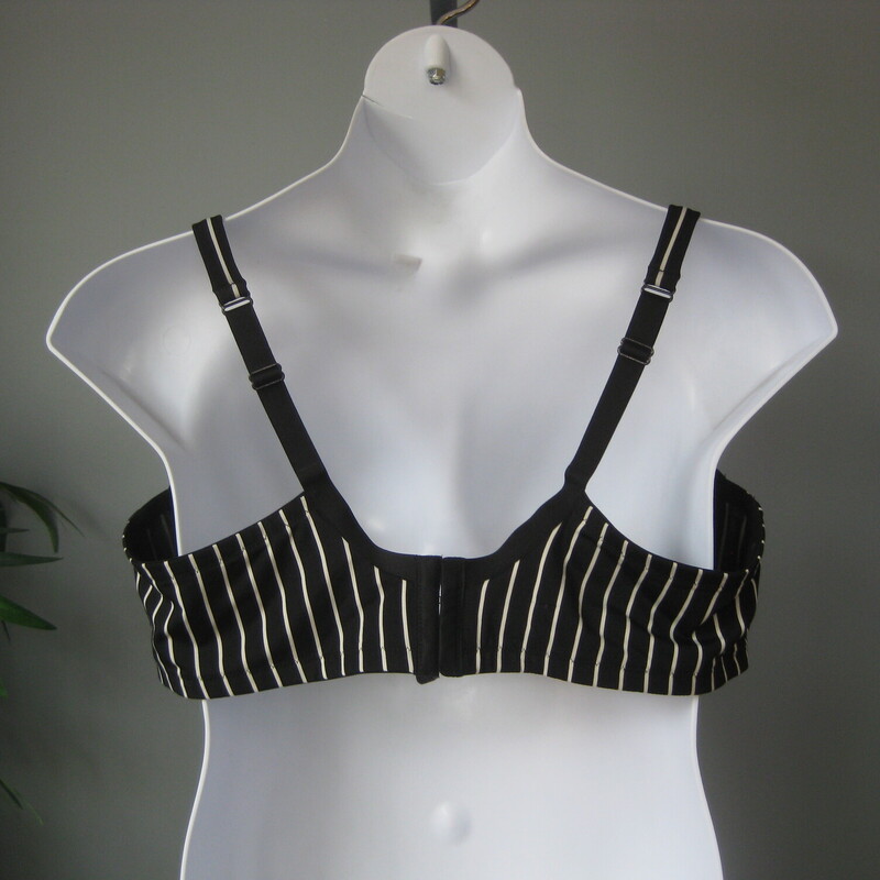 new with tags bra by Cacique<br />
boost plunge in black and white stripes<br />
size 46D<br />
<br />
thanks for looking!<br />
#69296