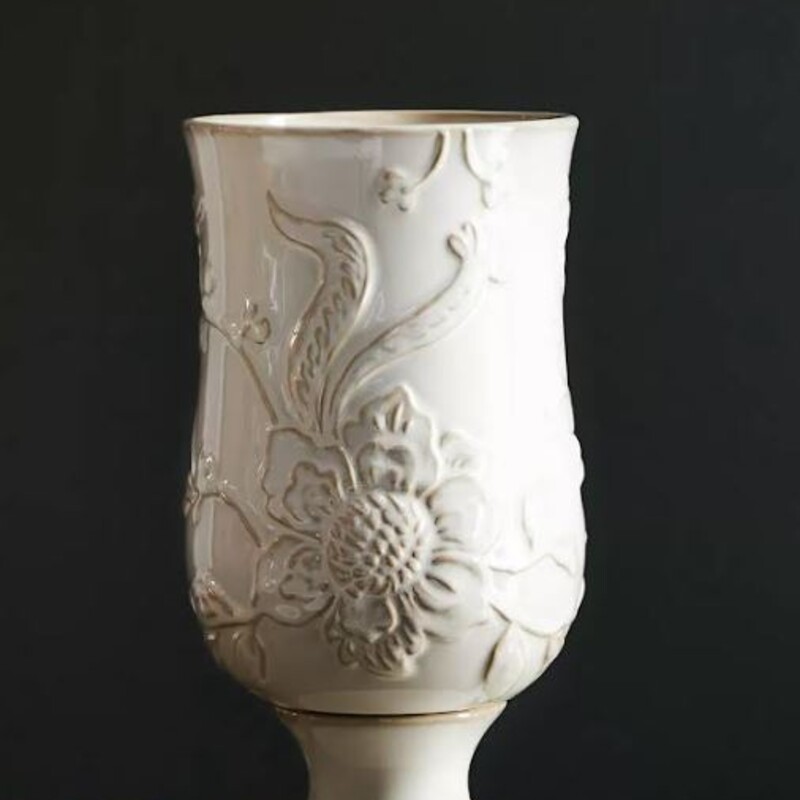 Anthropologie House of Hackney Vase
Retails $200+
White, Size: 6x11.5H