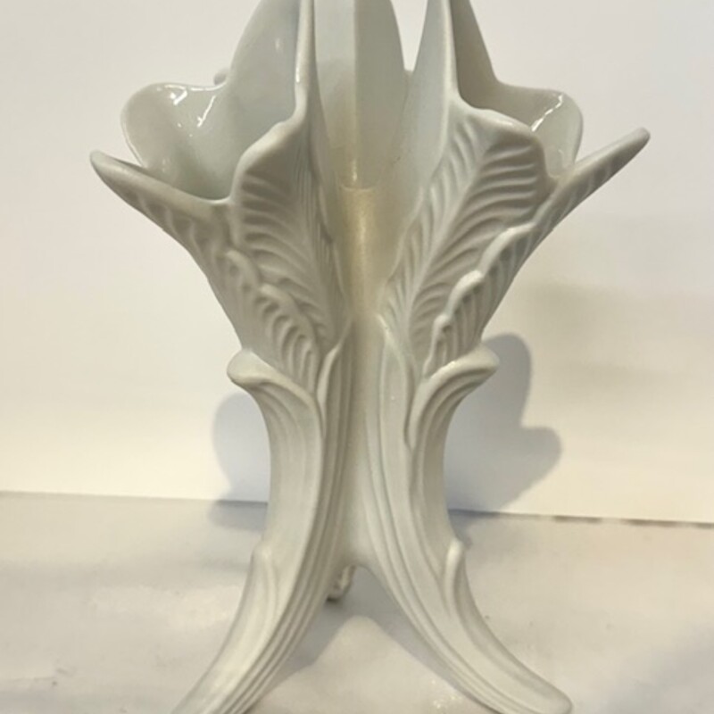 Portmeirion Porcelain Three Horned Vase
White
Size: 4 x 7H