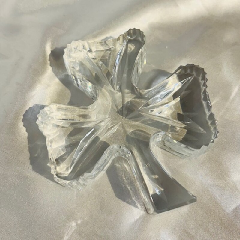 Waterford Clover Paperweight
Clear
Size: 4x4W
