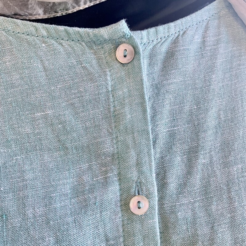 Tahari Linen Long blouse,<br />
Colour:  Sage,<br />
Size: Large
