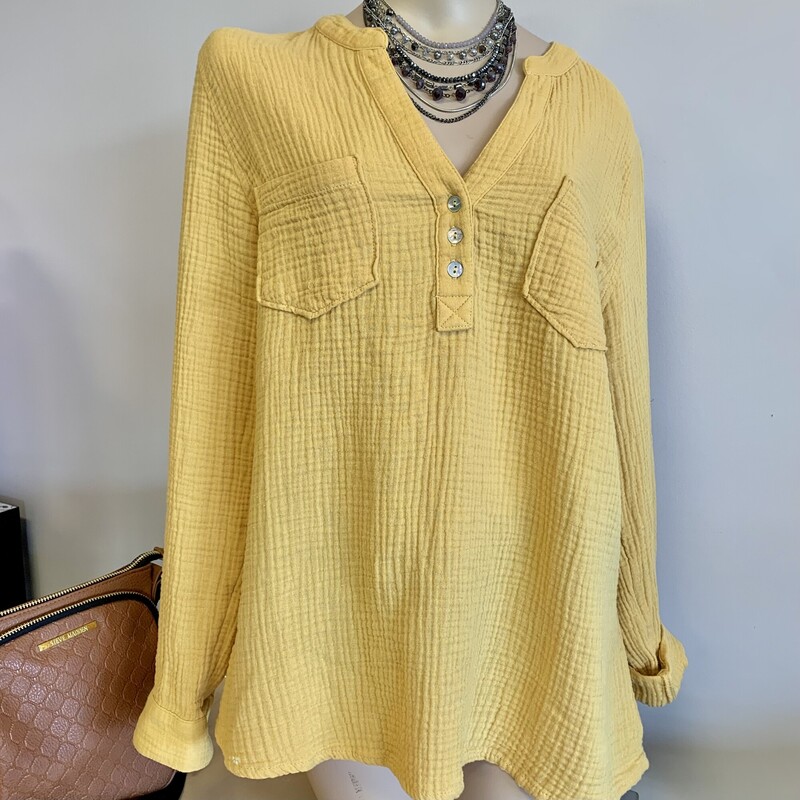 Mote Henley Cotton Waffle top,
Colour: Mustard,
Size: XLarge,
Material: 100% cotton