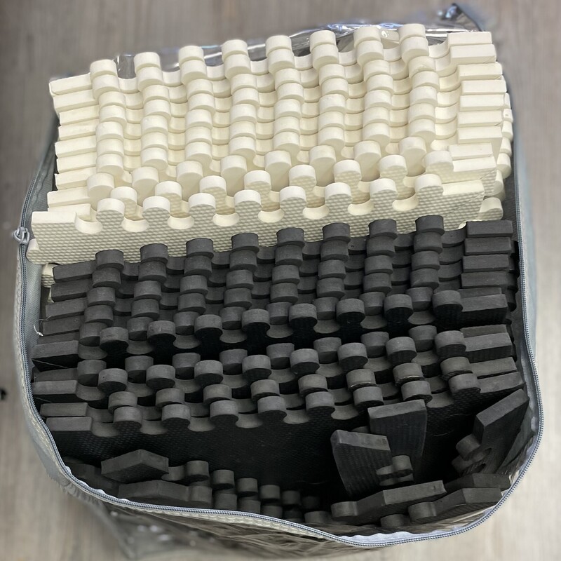Skiphop Interlocking Foam, Blk/beig, Size: 58pcs<br />
40pcs foam tiles<br />
18 connectors