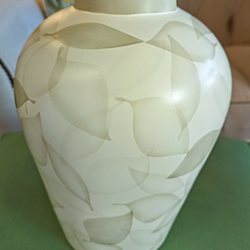 Smooth Curved Leaves Vase
Cream Taupe
Size: 8.5 x 11.5H