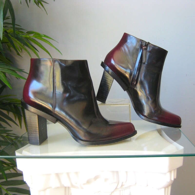 DKNY Leather, Blood, Size: 6.5<br />
Extra cool ankle boots by DKNY<br />
Shiny black burgundy ombre leather<br />
zipper closure<br />
high fashion off set heel 3<br />
pre-owned gently worn.<br />
<br />
thanks for looking!<br />
#72731