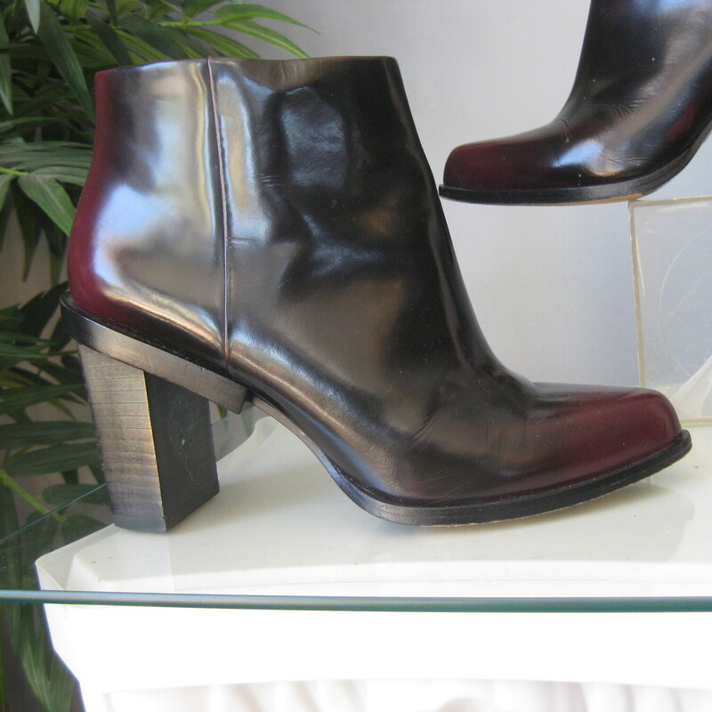 DKNY Leather, Blood, Size: 6.5<br />
Extra cool ankle boots by DKNY<br />
Shiny black burgundy ombre leather<br />
zipper closure<br />
high fashion off set heel 3<br />
pre-owned gently worn.<br />
<br />
thanks for looking!<br />
#72731