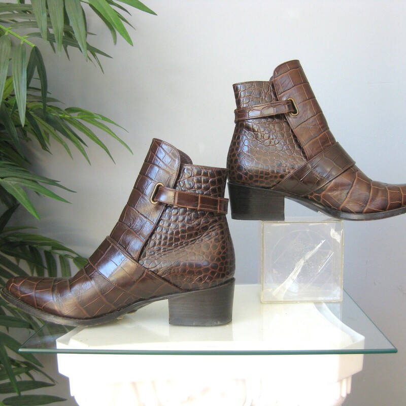 Sendra Spanish Snake, Brown, Size: 7<br />
Stylish ankle boots by<br />
Sendra<br />
Made in Spain.<br />
These are used, in great condition, please see all the pictures for signs of use.<br />
size 7<br />
brown leather croc embossed split uppers with shiny finish and pointy toe<br />
buckle and strap closure<br />
<br />
<br />
thanks for looking!<br />
#72729