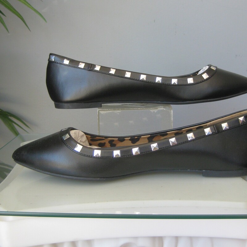 NIB Chris. Sir. Stud Flat, Black, Size: 11<br />
Looking just like the famous designed studded ballet flats these brand new quality Christian Siriano for Payless shoes are called<br />
Stud Gigi<br />
size 11<br />
<br />
thanks for looking!<br />
#71014