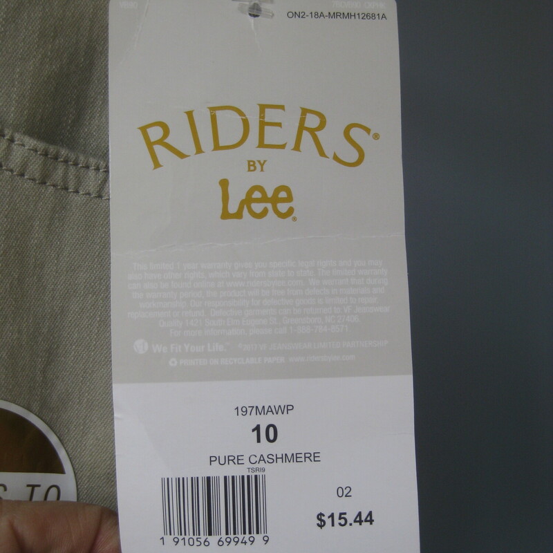 NWT Lee Midrise Bermuda, Tan, Size: 10<br />
nwt khaki shorts from Lee<br />
size 10<br />
thanks for looking!<br />
#71749