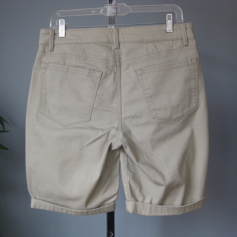 NWT Lee Midrise Bermuda, Tan, Size: 10<br />
nwt khaki shorts from Lee<br />
size 10<br />
thanks for looking!<br />
#71749