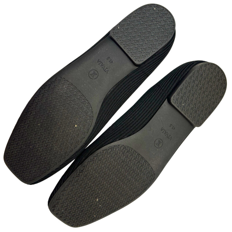 Vivala Margo<br />
Square-Toe V-Cut Flats<br />
Flat 1cm/0.34'' heel<br />
Knit upper made from plastic bottles<br />
Natural Artemisia Argyi herbal insole<br />
Rubber outsole<br />
Black<br />
Size: 10