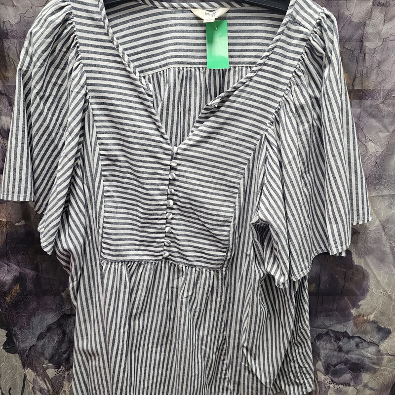 Super cute summer blouse in white and grey stripe.