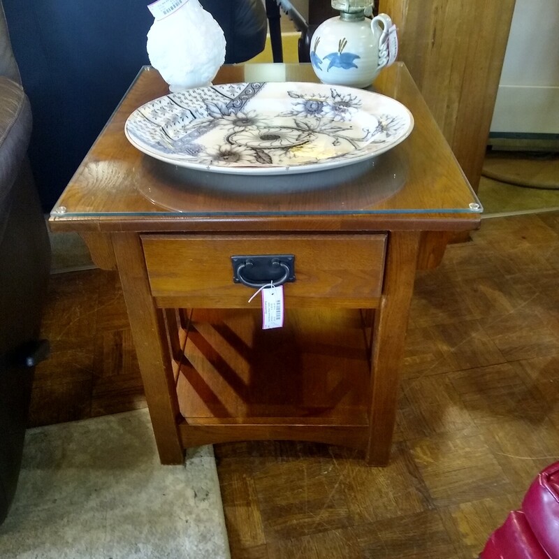 Oak Mission Side Table

Oak Mission style side table with glass top.  Table has a bottom shelf and one drawer.

Size: 22 in wide X 25 in deep X 23 in high