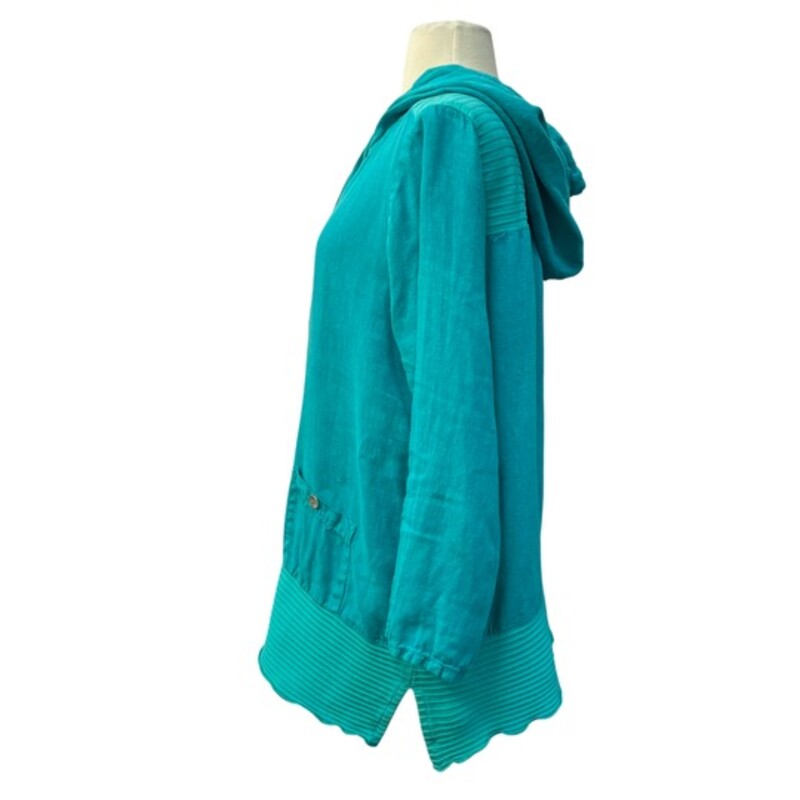 Fenini Hooded Pullover<br />
100% Linen Body<br />
Ribbed Trim Detail<br />
Color: Teal<br />
Size: Medium
