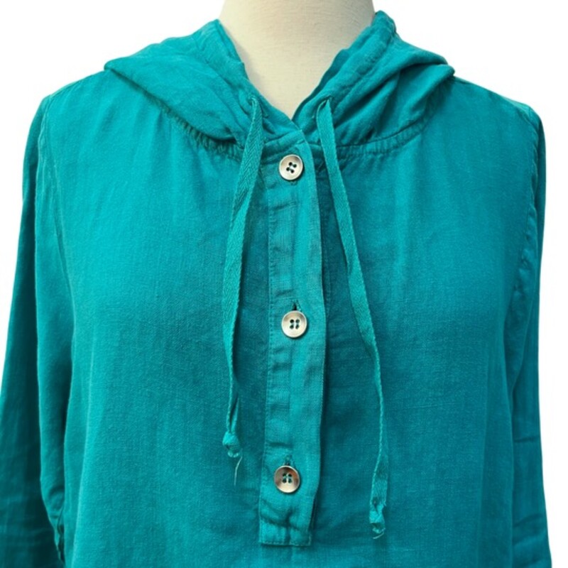 Fenini Hooded Pullover<br />
100% Linen Body<br />
Ribbed Trim Detail<br />
Color: Teal<br />
Size: Medium