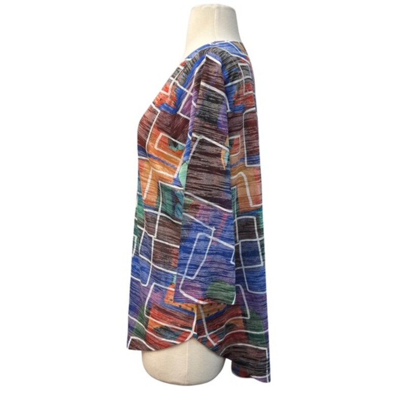 Inoah ¾ Sleeve Top<br />
V-Neck<br />
Wearable Art<br />
Square Pattern with Multople Colors<br />
Size: Medium