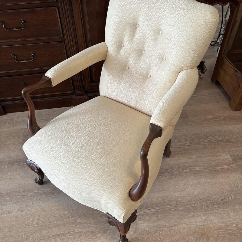 Armed Accent Chair<br />
Cream<br />
Size: 25 X 34 In