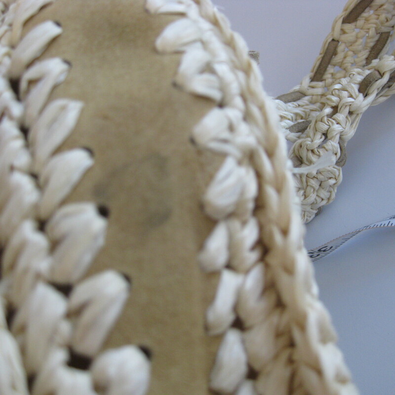 Vtg Leather Straw, Cream, Size: None
This sweet shoulder bag is made of very soft woven straw or raffia.  It doesn't have any prickly-ness  it as you often find with straw purses.  This feels very nice to the touch and won't scratch if you are wearing it with short sleeves.  It features two suede inserts on the front, one teal, one mauve and beige suede laces woven into the straps.
top metal zipper, one slip pocket inside
made in Hong Kong

Width: 10
Height: 8
Depth: aprox 3
Handle Drop: 12
Great shape, there's a mark on one of the side suede panels.

thanks for looking!
#72693