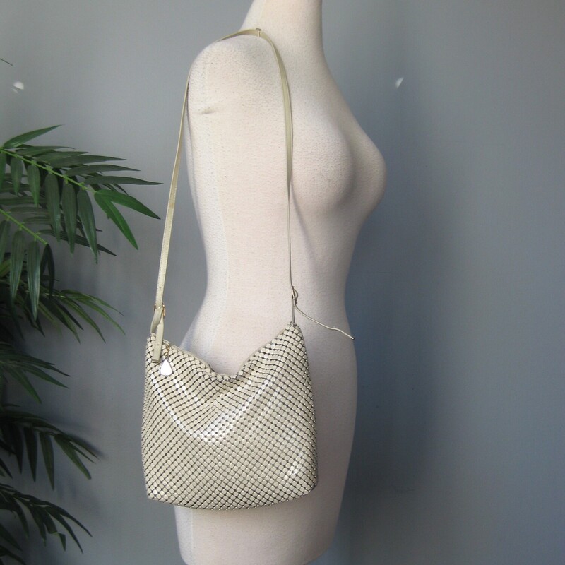 Vtg Whiting Davis Mesh, Ivory, Size: None
One of Whiting & Davis' later designs.  I think this is from the 1970s
Slouchy rectangular purse in their signature medium scale white mesh.
Top zipper and little heart bag charm.
fully lined with company logo fabric
one zippered pocket and one slip pocket.
The strap is thin, made of leather and can be removed and/or adjusted in length.
Good vintage condtiion.
Measurements:
9 x aprox 8
Flat when empty but expands as shown when full.

thanks for looking!

#62638