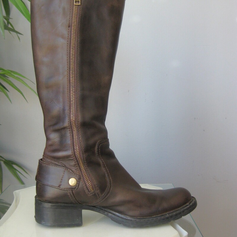 Timberland Leather Knee, Brown, Size: 6.5<br />
Nice pair of Timberland oil rubbed leather boots.<br />
Tall knee highs with harness details and side zipper.<br />
the model name is Lexiss<br />
Size 6.5<br />
<br />
excellent pre-owned condition, one cosmetic flaw, a missing rivet - please be sure to look at all the photos.<br />
<br />
Shaft is 15 (from floor to top of boot) heel is 1.75<br />
<br />
thanks for looking!<br />
#72736
