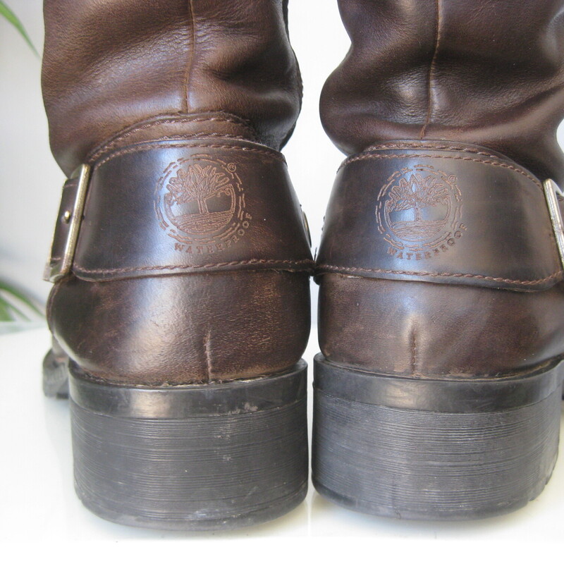 Timberland Leather Knee, Brown, Size: 6.5
Nice pair of Timberland oil rubbed leather boots.
Tall knee highs with harness details and side zipper.
the model name is Lexiss
Size 6.5

excellent pre-owned condition, one cosmetic flaw, a missing rivet - please be sure to look at all the photos.

Shaft is 15 (from floor to top of boot) heel is 1.75

thanks for looking!
#72736