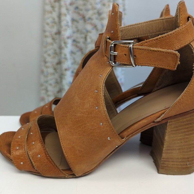 Vero Guoio Leather Sandal, Camel, Size: 38