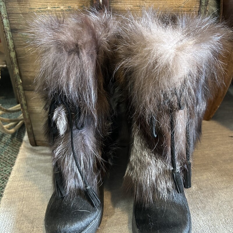 Bearpaw Genuine Fox Fur and calf hair,Shearling inside, Black, Size: 8
In brand new condition! never worn