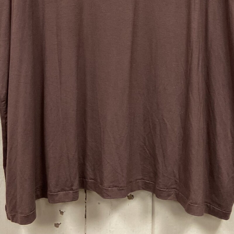 NWT Brw V-neck Tee<br />
Brown<br />
Size: 3X