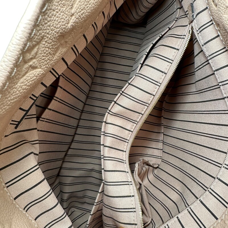 Louis Vuitton Artsy MM Empreinte Neutral

Dimension:
Shoulder Strap Drop: 7
Height: 12.75
Width: 16.75
Depth: 7.75

Date Code: SD4187