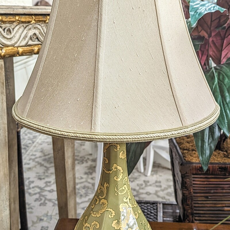 Vintage Scroll Leaf Pattern Lamp
Green Cream Brown
Size: 13.5x25.5H