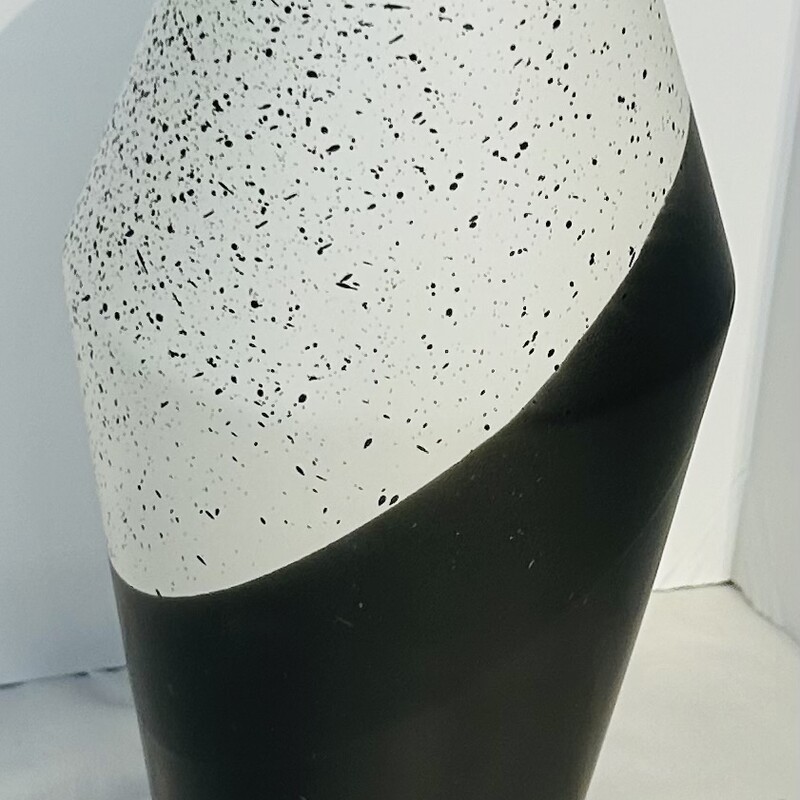 Odd Shape Speckle Dipped Vase
Black and White
Size: 6x13H