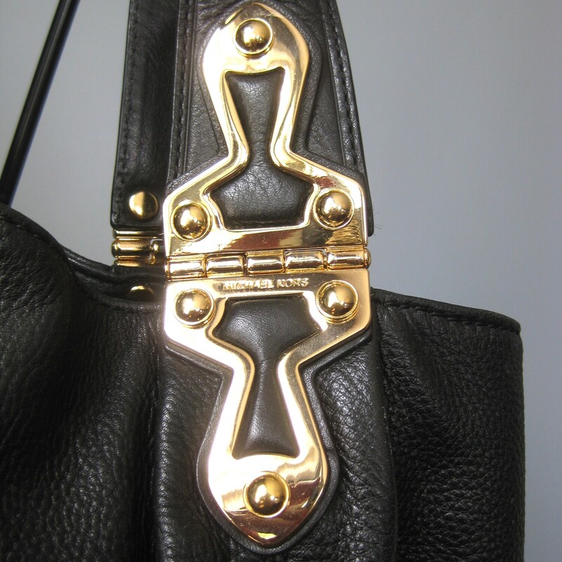 Michael Kors Pebbled, Black, Size: N<br />
Edgy looking black leather satchel from Michael Kors<br />
Super shiny and chunky gold hardware<br />
two handles<br />
four slip pockets inside and one zip pocket<br />
<br />
16 x 12 x 4.5<br />
handle drop: 6.5<br />
<br />
excellent pre-owned condition.<br />
<br />
#72726