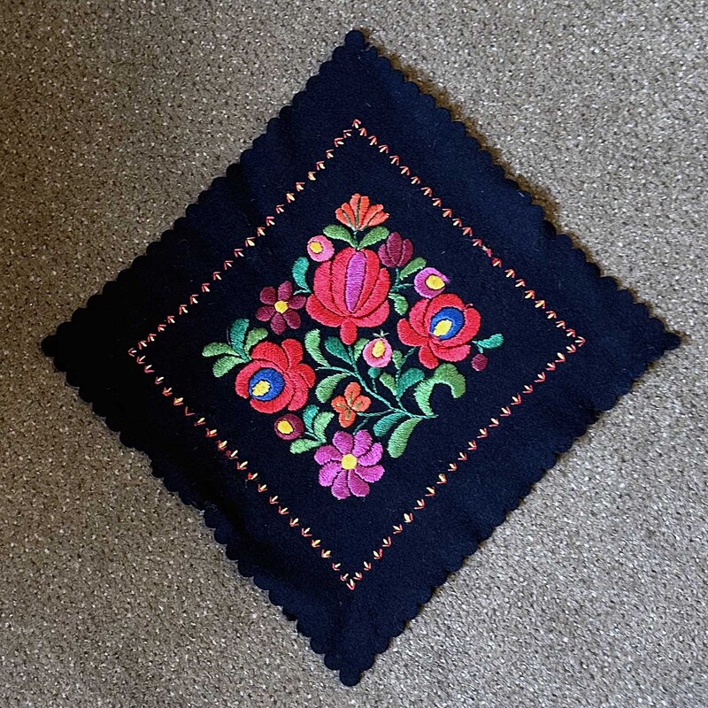 Hand Embr Floral Square
Brilliant Colors

11 Inches Square
Frame or make into a pillow cover!
