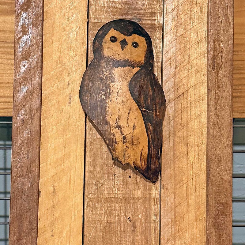 Wood Owl On Wood Frame

Raised wooden owl on a rustic wood frame.  Owl has a small crack.

Size: 8 in wide X 14 in high