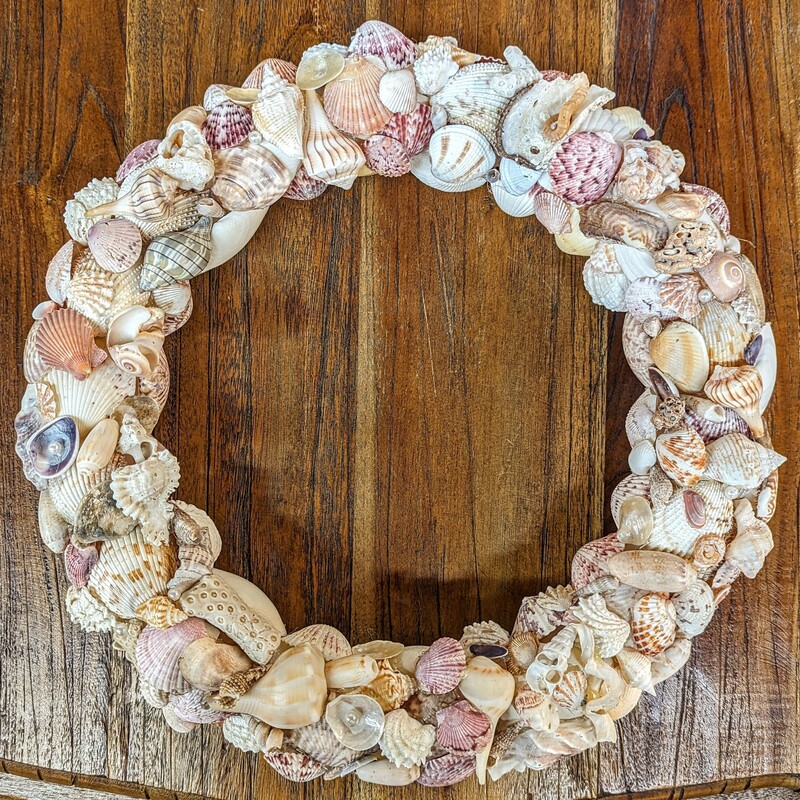 Seashell Wreath With Pearls
White Pink Cream
Size: 14.5 x 14.5