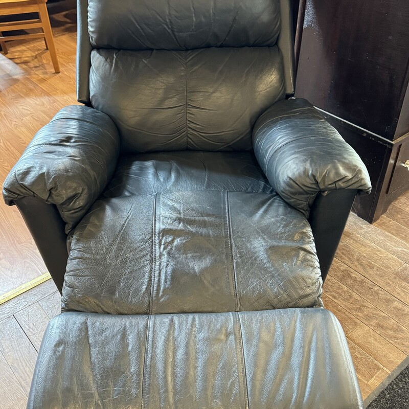 Blue Leather Swivel Recliner<br />
Manual<br />
35 Inches Wide, 39 Inches Deep, 39 Inches High