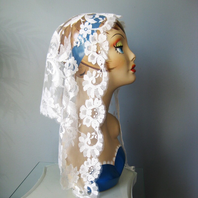 This is a beautiful white lace head scarf or mantilla . It is a perfect isosceles Right triangle and reaches down to the shoulders.
The lace is very nice and soft to the touch.
Perfect condition.

The triangle measures 49 on the longest side and 17.5 from the middle of the long side to the point
Thank you for looking.
#65804