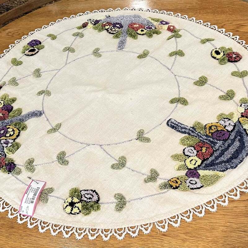 Vtg Hook Punch Table Linen

31 In  Diameter

Beautiful Hand Work
Has one tiny stain